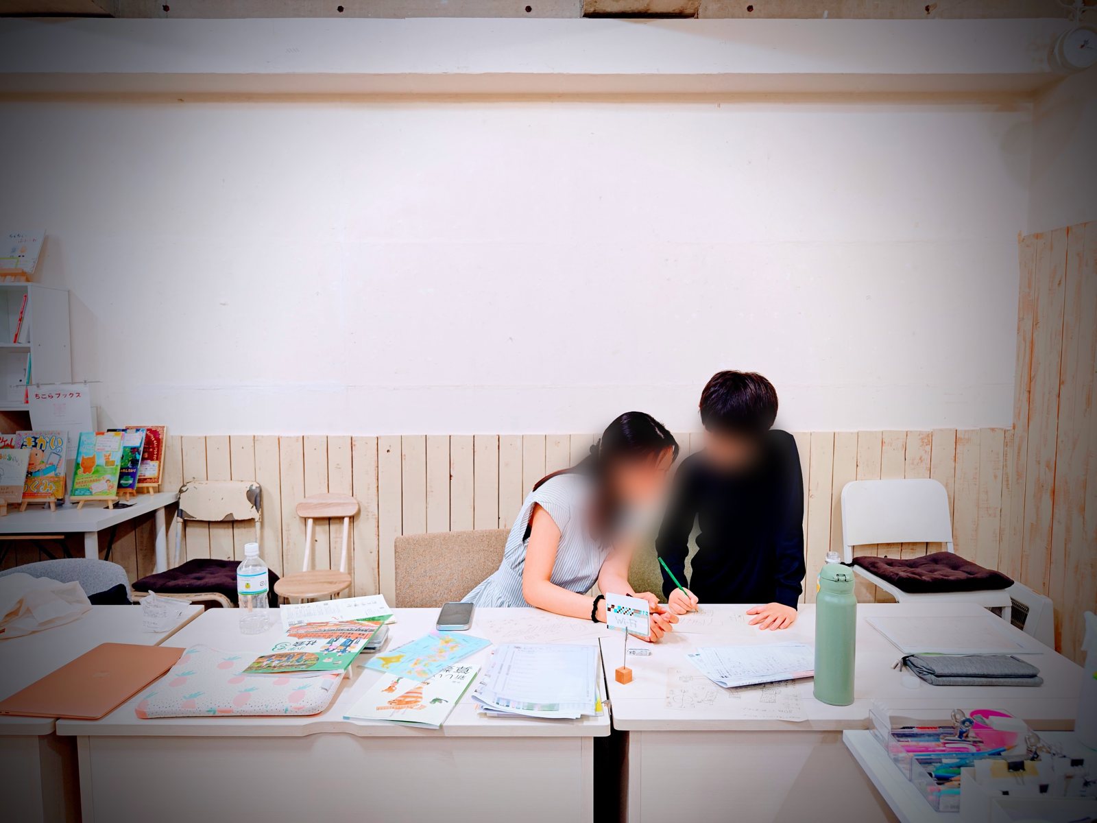 明るいアトリエで先生とマンツーマンで学ぶ様子