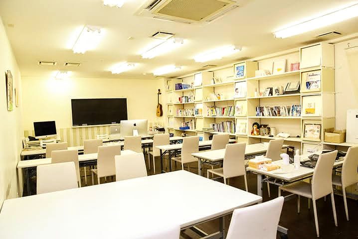 3階教室の内観。白いテーブルと椅子が並ぶ、明るく落ち着いた学習スペース